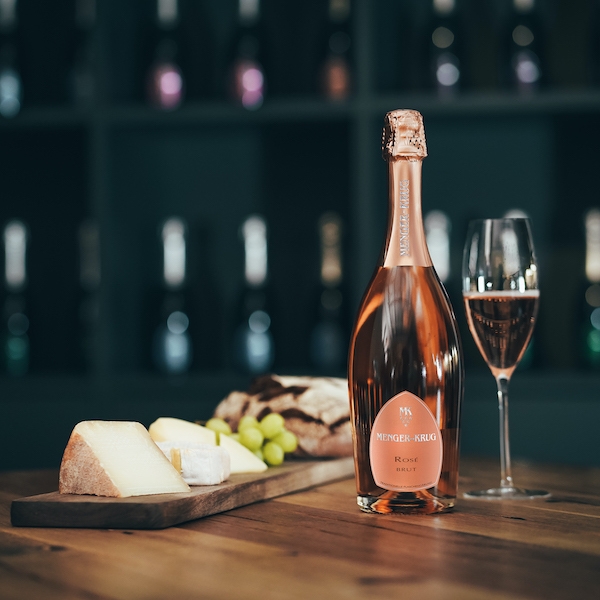 Menger-Krug und Käse